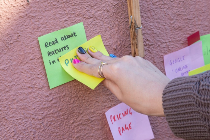 Bunte postits an einer Wand